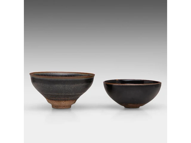 Two chinese jian ware tea bowls, 20thc, h 6,5 - ø 12,4 cm / h 5 - ø 11 cm - afbeelding 4 van  6