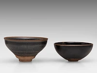 Two chinese jian ware tea bowls, 20thc, h 6,5 - ø 12,4 cm / h 5 - ø 11 cm - afbeelding 4 van  6