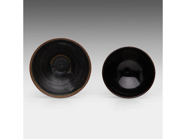 Two chinese jian ware tea bowls, 20thc, h 6,5 - ø 12,4 cm / h 5 - ø 11 cm - afbeelding 5 van  6
