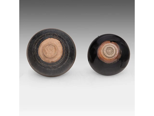Two chinese jian ware tea bowls, 20thc, h 6,5 - ø 12,4 cm / h 5 - ø 11 cm - afbeelding 6 van  6