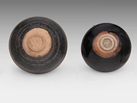 Two chinese jian ware tea bowls, 20thc, h 6,5 - ø 12,4 cm / h 5 - ø 11 cm - afbeelding 6 van  6