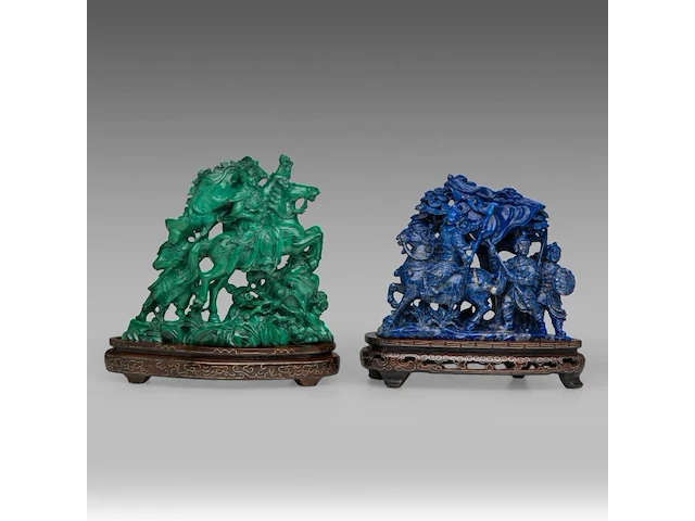 Two chinese mineral carvings depicting warriors on horseback, late qing, on wooden bases, total h 19 - l 20 cm (green) / total h 17,5 - l 19 cm (blue) - afbeelding 1 van  6