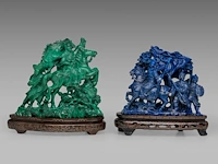 Two chinese mineral carvings depicting warriors on horseback, late qing, on wooden bases, total h 19 - l 20 cm (green) / total h 17,5 - l 19 cm (blue)