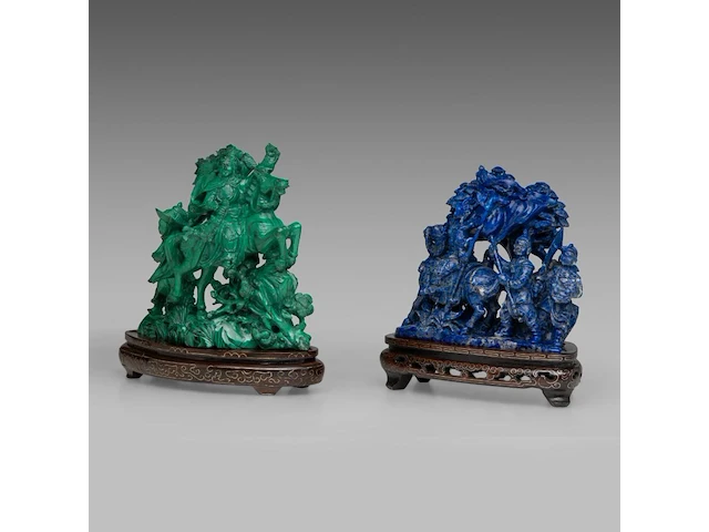 Two chinese mineral carvings depicting warriors on horseback, late qing, on wooden bases, total h 19 - l 20 cm (green) / total h 17,5 - l 19 cm (blue) - afbeelding 2 van  6