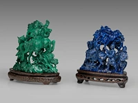 Two chinese mineral carvings depicting warriors on horseback, late qing, on wooden bases, total h 19 - l 20 cm (green) / total h 17,5 - l 19 cm (blue) - afbeelding 2 van  6