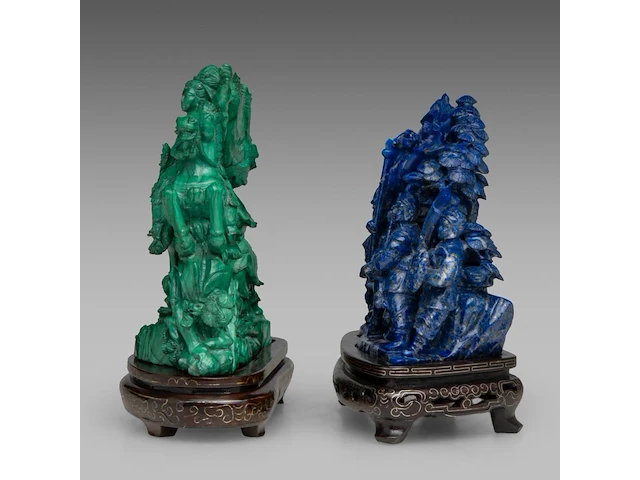 Two chinese mineral carvings depicting warriors on horseback, late qing, on wooden bases, total h 19 - l 20 cm (green) / total h 17,5 - l 19 cm (blue) - afbeelding 3 van  6