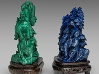 Two chinese mineral carvings depicting warriors on horseback, late qing, on wooden bases, total h 19 - l 20 cm (green) / total h 17,5 - l 19 cm (blue) - afbeelding 3 van  6