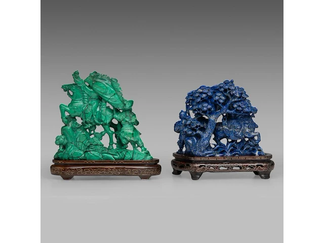 Two chinese mineral carvings depicting warriors on horseback, late qing, on wooden bases, total h 19 - l 20 cm (green) / total h 17,5 - l 19 cm (blue) - afbeelding 4 van  6