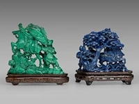 Two chinese mineral carvings depicting warriors on horseback, late qing, on wooden bases, total h 19 - l 20 cm (green) / total h 17,5 - l 19 cm (blue) - afbeelding 4 van  6
