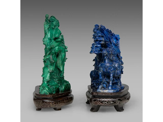 Two chinese mineral carvings depicting warriors on horseback, late qing, on wooden bases, total h 19 - l 20 cm (green) / total h 17,5 - l 19 cm (blue) - afbeelding 5 van  6