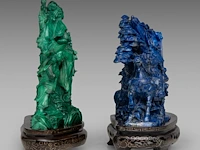 Two chinese mineral carvings depicting warriors on horseback, late qing, on wooden bases, total h 19 - l 20 cm (green) / total h 17,5 - l 19 cm (blue) - afbeelding 5 van  6