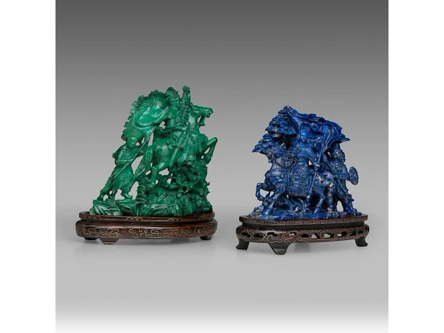 Two chinese mineral carvings depicting warriors on horseback, late qing, on wooden bases, total h 19 - l 20 cm (green) / total h 17,5 - l 19 cm (blue) - afbeelding 6 van  6