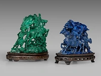 Two chinese mineral carvings depicting warriors on horseback, late qing, on wooden bases, total h 19 - l 20 cm (green) / total h 17,5 - l 19 cm (blue) - afbeelding 6 van  6