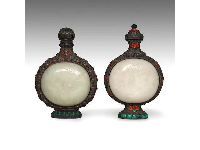 Two chinese-mongolian silver flasks embellished with jade plaques and other gemstones, late qing dynasty, h 22,7 - 24,4 cm - afbeelding 1 van  7