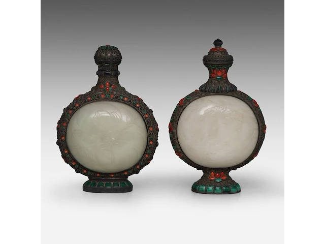 Two chinese-mongolian silver flasks embellished with jade plaques and other gemstones, late qing dynasty, h 22,7 - 24,4 cm - afbeelding 2 van  7