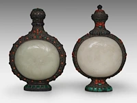 Two chinese-mongolian silver flasks embellished with jade plaques and other gemstones, late qing dynasty, h 22,7 - 24,4 cm - afbeelding 2 van  7