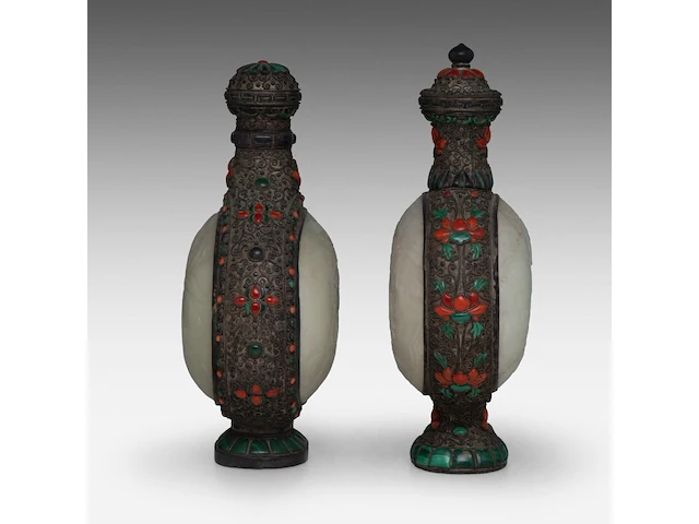 Two chinese-mongolian silver flasks embellished with jade plaques and other gemstones, late qing dynasty, h 22,7 - 24,4 cm - afbeelding 3 van  7