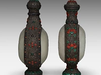 Two chinese-mongolian silver flasks embellished with jade plaques and other gemstones, late qing dynasty, h 22,7 - 24,4 cm - afbeelding 3 van  7