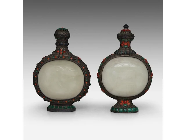 Two chinese-mongolian silver flasks embellished with jade plaques and other gemstones, late qing dynasty, h 22,7 - 24,4 cm - afbeelding 4 van  7