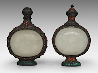 Two chinese-mongolian silver flasks embellished with jade plaques and other gemstones, late qing dynasty, h 22,7 - 24,4 cm - afbeelding 4 van  7