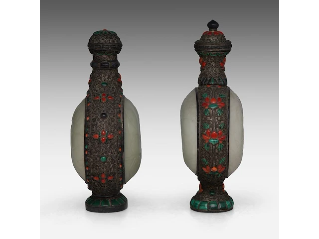 Two chinese-mongolian silver flasks embellished with jade plaques and other gemstones, late qing dynasty, h 22,7 - 24,4 cm - afbeelding 5 van  7