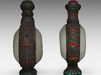 Two chinese-mongolian silver flasks embellished with jade plaques and other gemstones, late qing dynasty, h 22,7 - 24,4 cm - afbeelding 5 van  7