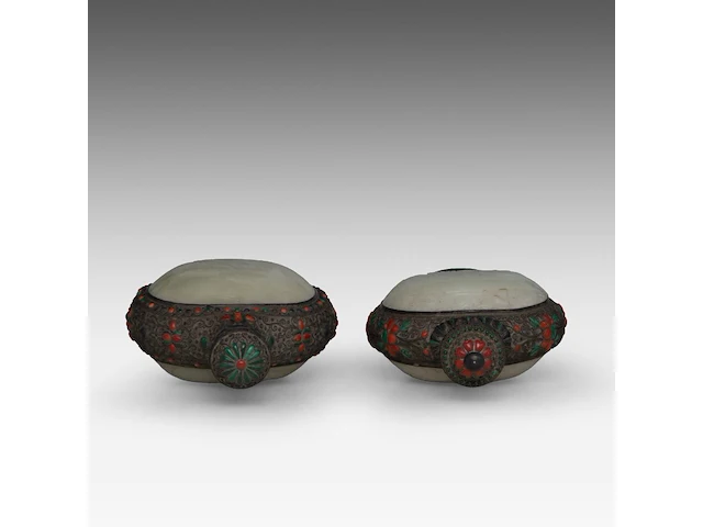 Two chinese-mongolian silver flasks embellished with jade plaques and other gemstones, late qing dynasty, h 22,7 - 24,4 cm - afbeelding 6 van  7