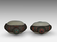 Two chinese-mongolian silver flasks embellished with jade plaques and other gemstones, late qing dynasty, h 22,7 - 24,4 cm - afbeelding 6 van  7