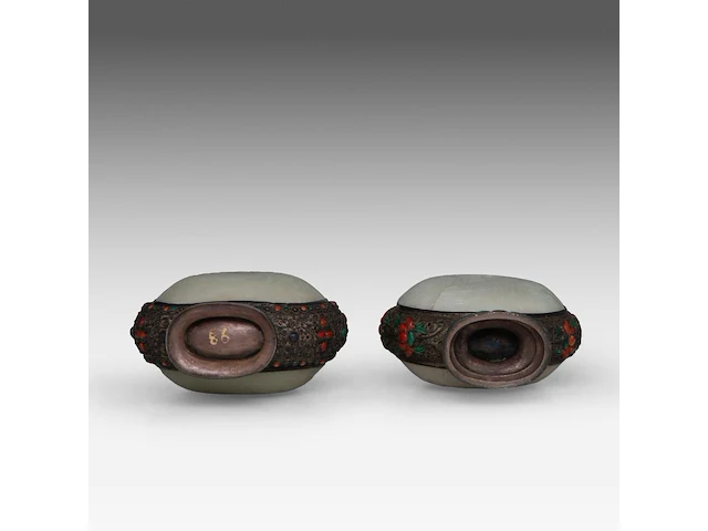 Two chinese-mongolian silver flasks embellished with jade plaques and other gemstones, late qing dynasty, h 22,7 - 24,4 cm - afbeelding 7 van  7