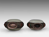 Two chinese-mongolian silver flasks embellished with jade plaques and other gemstones, late qing dynasty, h 22,7 - 24,4 cm - afbeelding 7 van  7