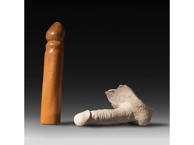 Two contemporary phalluses, plaster and wood, h 25 cm (the wooden) - afbeelding 1 van  5
