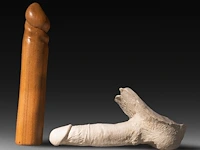 Two contemporary phalluses, plaster and wood, h 25 cm (the wooden) - afbeelding 2 van  5