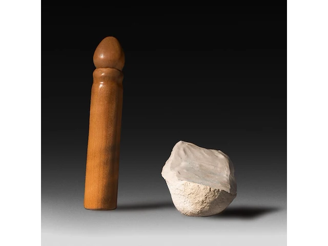 Two contemporary phalluses, plaster and wood, h 25 cm (the wooden) - afbeelding 3 van  5