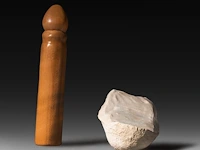 Two contemporary phalluses, plaster and wood, h 25 cm (the wooden) - afbeelding 3 van  5