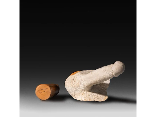 Two contemporary phalluses, plaster and wood, h 25 cm (the wooden) - afbeelding 4 van  5