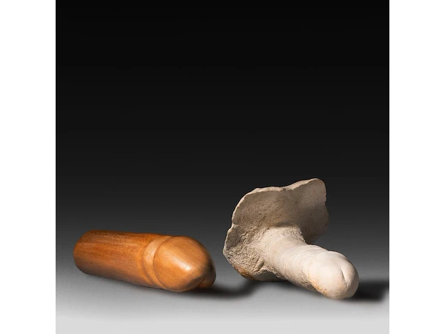Two contemporary phalluses, plaster and wood, h 25 cm (the wooden) - afbeelding 5 van  5