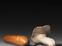Two contemporary phalluses, plaster and wood, h 25 cm (the wooden) - afbeelding 5 van  5