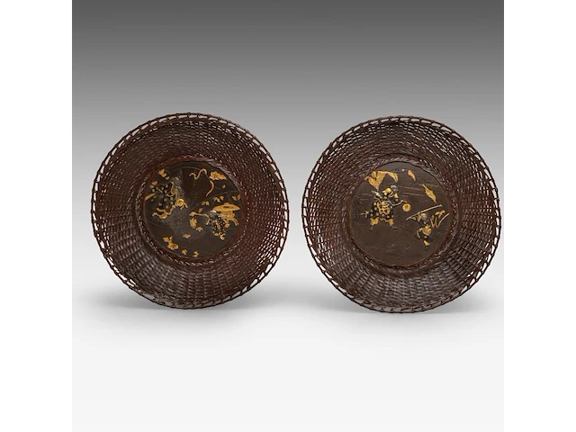 Two decorative japanese plates with bronze bassins set in wicker rims, decorated in gold relief with scenes of families playing with puppets and making music, meiji period (1868-1912), ø 27,5 cm - afbeelding 1 van  2
