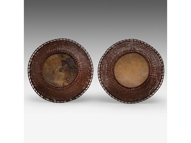 Two decorative japanese plates with bronze bassins set in wicker rims, decorated in gold relief with scenes of families playing with puppets and making music, meiji period (1868-1912), ø 27,5 cm - afbeelding 2 van  2