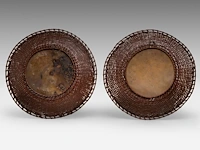 Two decorative japanese plates with bronze bassins set in wicker rims, decorated in gold relief with scenes of families playing with puppets and making music, meiji period (1868-1912), ø 27,5 cm - afbeelding 2 van  2