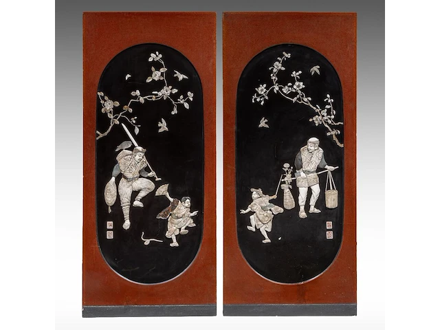 Two fine japanese shibayama inlaid black lacquered panels, depicting a man and child under a blossoming cherry branch, signed, meiji period (1868-1912), h 136 cm x 60 cm - each 8 kg (+) - afbeelding 1 van  8