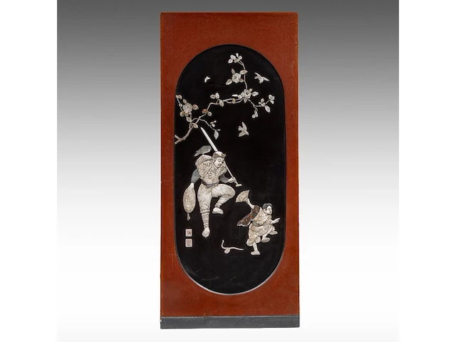 Two fine japanese shibayama inlaid black lacquered panels, depicting a man and child under a blossoming cherry branch, signed, meiji period (1868-1912), h 136 cm x 60 cm - each 8 kg (+) - afbeelding 2 van  8