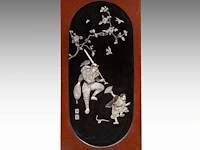 Two fine japanese shibayama inlaid black lacquered panels, depicting a man and child under a blossoming cherry branch, signed, meiji period (1868-1912), h 136 cm x 60 cm - each 8 kg (+) - afbeelding 2 van  8