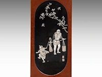 Two fine japanese shibayama inlaid black lacquered panels, depicting a man and child under a blossoming cherry branch, signed, meiji period (1868-1912), h 136 cm x 60 cm - each 8 kg (+) - afbeelding 5 van  8