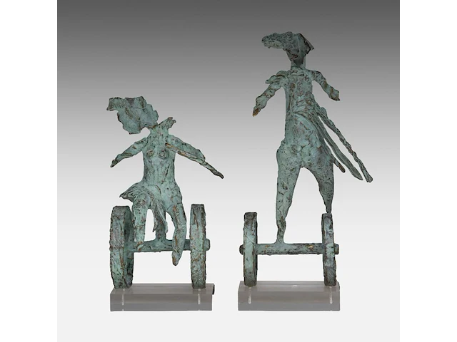Two green patinated bronze sculptures by inge dewilde (1957) smallest: 33 cm. (12.99 in.), tallest: 44 cm. (17.32 in.) - afbeelding 1 van  6