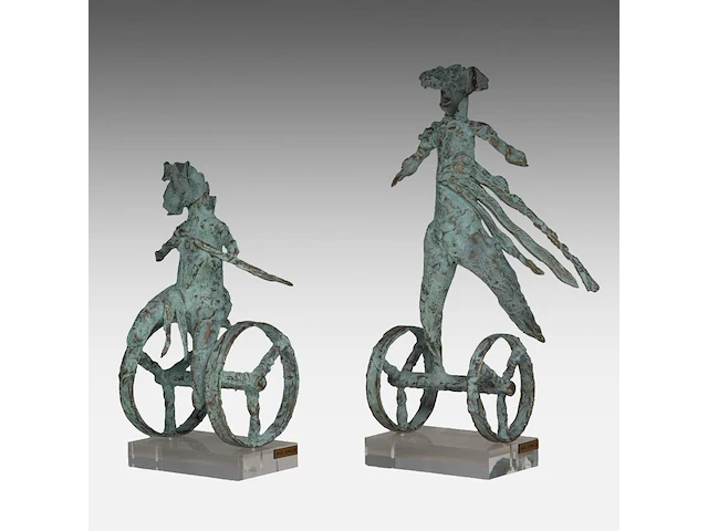 Two green patinated bronze sculptures by inge dewilde (1957) smallest: 33 cm. (12.99 in.), tallest: 44 cm. (17.32 in.) - afbeelding 2 van  6