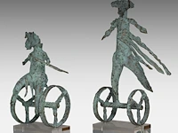 Two green patinated bronze sculptures by inge dewilde (1957) smallest: 33 cm. (12.99 in.), tallest: 44 cm. (17.32 in.) - afbeelding 2 van  6