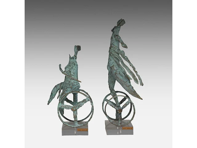 Two green patinated bronze sculptures by inge dewilde (1957) smallest: 33 cm. (12.99 in.), tallest: 44 cm. (17.32 in.) - afbeelding 3 van  6