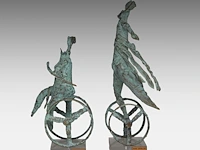 Two green patinated bronze sculptures by inge dewilde (1957) smallest: 33 cm. (12.99 in.), tallest: 44 cm. (17.32 in.) - afbeelding 3 van  6
