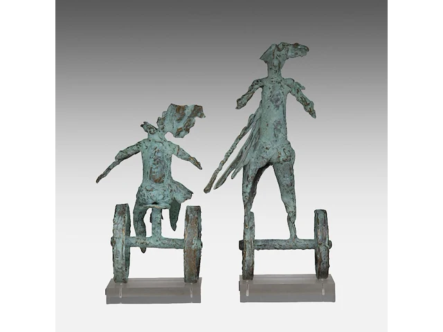 Two green patinated bronze sculptures by inge dewilde (1957) smallest: 33 cm. (12.99 in.), tallest: 44 cm. (17.32 in.) - afbeelding 4 van  6